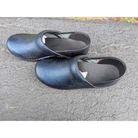 Sanita Women's Navy Embossed Leather Clogs Mules Sz 38/7 Navy Blue Nursing - Picture 9 of 10